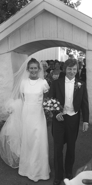 Jessheim July 1975: The violinist Arve Tellefsen marries in Hovin church at Jessheim with flight attendant Gunn Andersen …,1975 (photo)