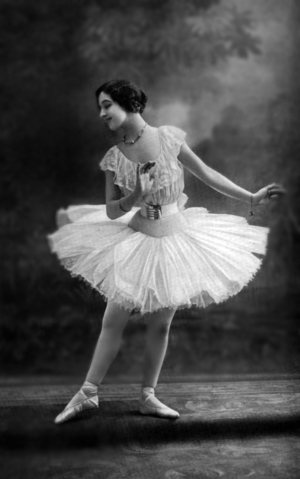 dancer Marcelle Lecoeuvre, photo from french paper "Le Theatre" january 1912