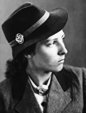 Arbeitsmaid, 1941 (b/w photo)