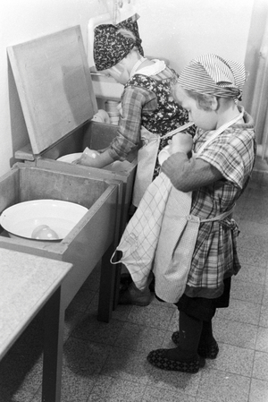Toddlers in the kindergarten of the Fröbelhaus in Oberweißbach, Germany 1930s (b/w photo)