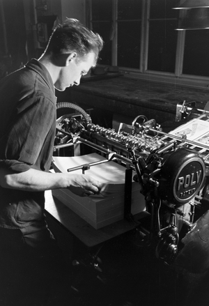 A printer working with the M.A.N, machine "Poly Patent", Germany 1930s (b/w photo)