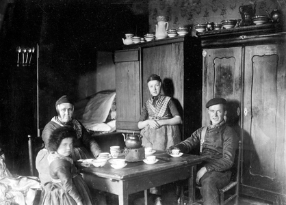 Farmer family ca. 1920, exact place unknown, Germany, Europe, 1920 (photo)