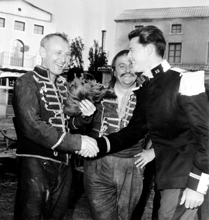 Bourvil Bernard Blier et Gerard Philipe sur le plateau du film Les hussards 1955