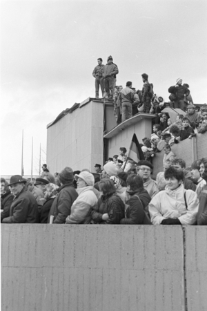 1 3 1990 Karl Marx City Street of the Nations City Hall Federal Chancellor Helmut Kohl in Karl Marx City …, 1990 (photo)