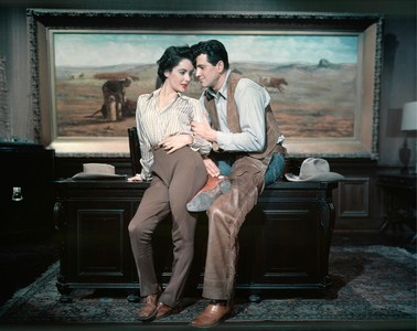 Giant, 1955 directed by GEORGE STEVENS Elizabeth Taylor / Rock Hudson (photo)
