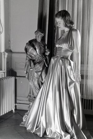 A model trying a dress of fashion designer Hilda Romatzki, Germany ca.1939 (b/w photo)