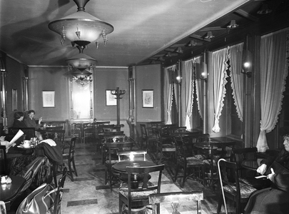 Oslo 19530201 Interior from Møllhausen Konditori in Karl Johans gate …, 1953 (photo)