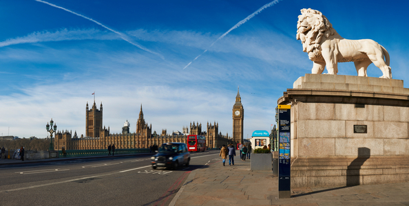 UK, Panoramic view of Houses of Parliament and London Eye from Westminster bridge with London red bus and black taxi, London (photo)