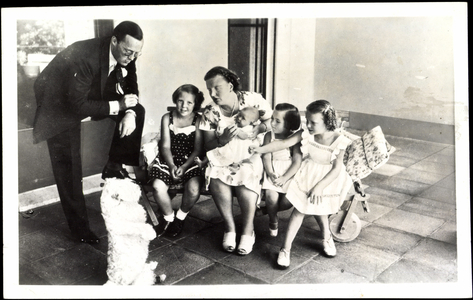 Ak Queen Juliana with Prince Bernard of the Netherlands and children (b/w photo)