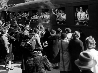 Berlin members of the BDM travels into the Landdienstlager (country service camp), 1940 (b/w photo)