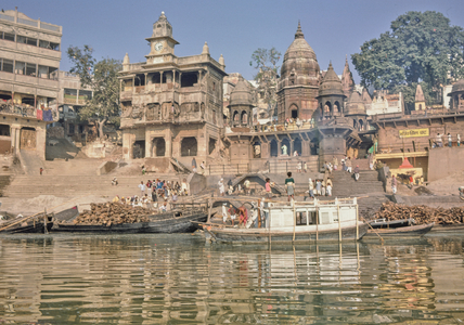 Burning Ghat, River Ganges, Benares, Varanasi, India, 1985 (photo)