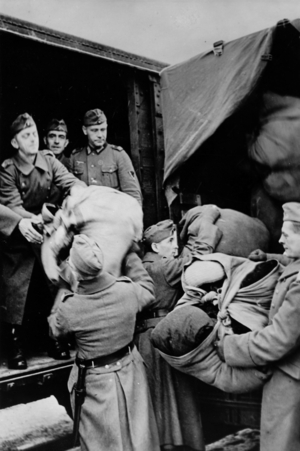 WW2 - Winter clothing to the front 1942 (photo)