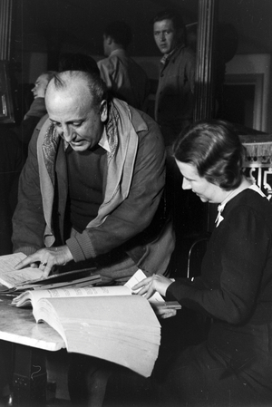 Report about the job profile of a script girl, Germany 1930s (b/w photo)