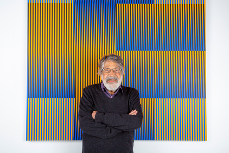 Carlos Cruz-Diez in front of the Induction du Rose N°206 in his studio, 2018 (photo)
