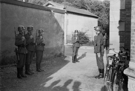 German soldiers in France, 1940 (b/w photo)