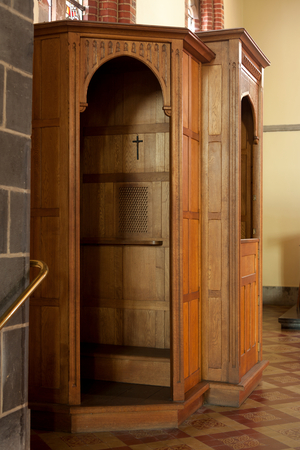 Tiegem. Parish church (Sint-Arnoldus). Interior. A confessional. Neo-Gothic.