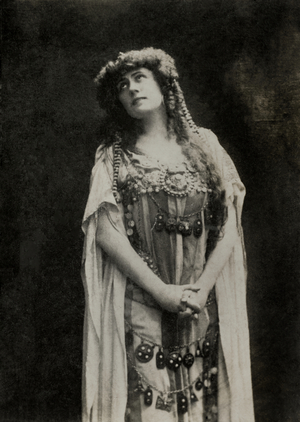 Portrait of the artist Aino Ackte ( 1876 , 1926 ) (photograph)
