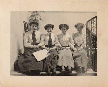 Group photo of an English aristocratic family, Great Britain, 1900-20 (photo)
