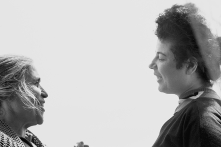 Vittoria DE PALMA talks to a signer, 1957 (b/w photo)