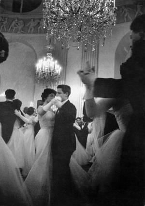 Life in post-war Vienna: After the sad war years, people start enjoying themselves at balls ..., 1954 (photo)