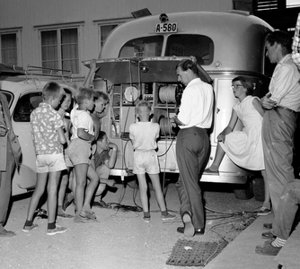 Åsgårdstrand July 1959 NRK The broadcast travels around the coast and holds shows with its so -called juggling trolley. Here the technician bus arouses great interest among the locals …, 1959 (photo)