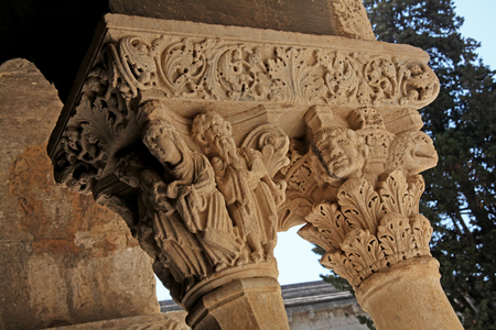 Arles, cathedral: Capital in the cloisters (photo)