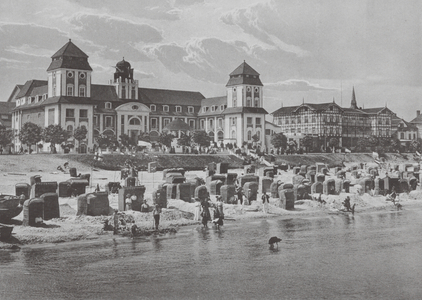 Binz a Rugen, Strand mit Kurhaus (b/w photo)