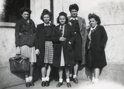 Young schoolgirls at Lycee Marcelin Berthelot, 1945 (photo)