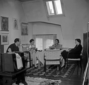The painter Hans Paap and three women at his loft studio, Germany 1930s (b/w photo)