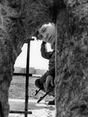 Border guard after the fall of the Wall, 1989 (photo)