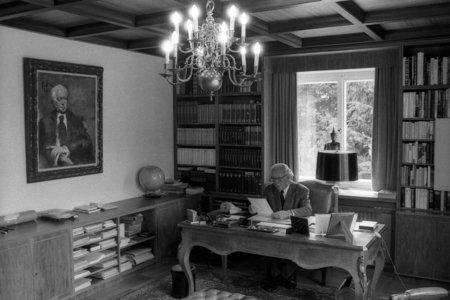 Dr. Josef Issels at his desk in his clinic in Rottach-Egern ..., 1983 (photo)