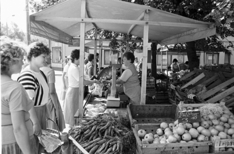 Markttreiben 22 06 1985 Karl Marx town city trade vegetable market …, 1985 (photo)