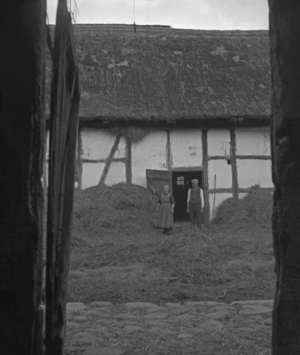 Farmers at their farm in Pomerania, 1930s (photo)