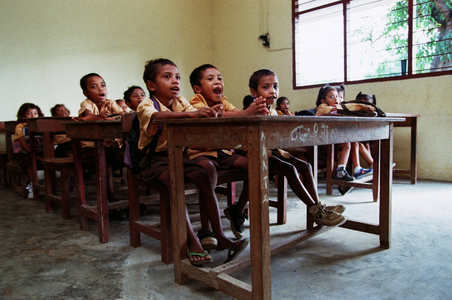 Primary school class during lessons in Dili, 1999 (photo)