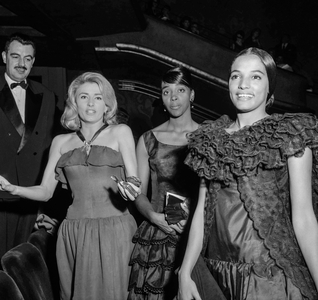 Premiere of film "Os bandeirantes" in Paris on October 29, 1960 : Elga Andersen Lea Garcia and Lourdes de Oliveira (b/w photo)