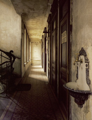Corridor in a shabby tenement building in Vienna … (photo)