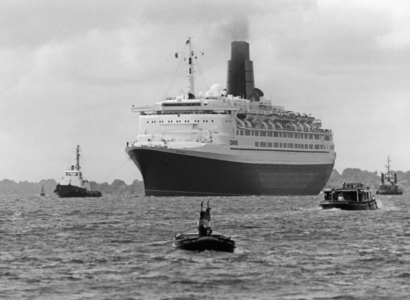 The Queen Elizabeth 2 in Hamburg, 1996 (photo)