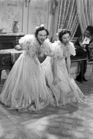Sister duo Hedi and Margot Hoepfner, Germany 1930s (b/w photo)