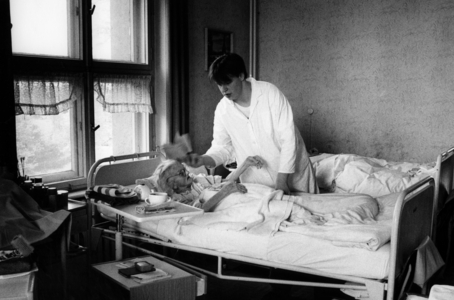 Nursing home, 1990 (photo)