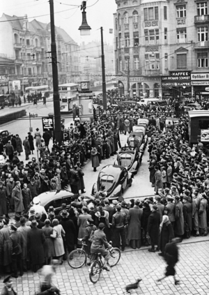 VW Beetle in front of the Steglitz town hall, 1939 (b/w photo)