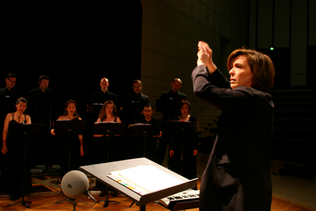 Laurence Equilbey conducting a Choir in Paris, France, 2006 (photo)
