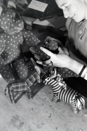 An artisan sewing cuddly toys, Germany 1930s (b/w photo)