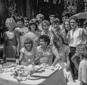 Cannes film festival, May 17, 1979 : Katia Tchenko, Evelyne Dress, Marthe Mercadier, Bernadette Lafont and Francis Perrin (b/w photo)