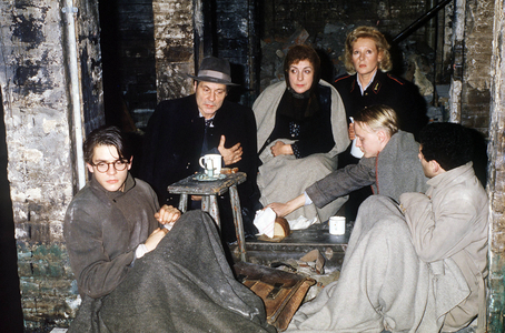 Serie televisee DIE BERTINIS d'Egon Monk avec ROSEL ZECH, FLORIAN FITZ, PETER FITZ, HANNELORE HOGER, HOLGER HANDKE, DANIEL HAJDU 1988