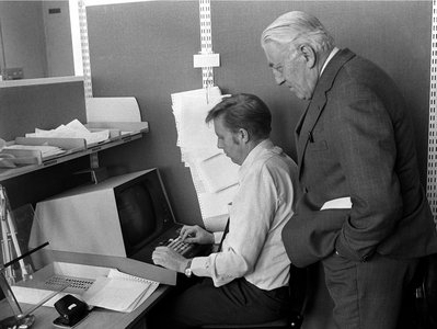 Oslo 70s. Computer in use in NTB, interested colleague looks over Tor Sandersen's …, 1970 (photo)