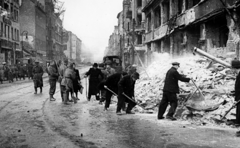 Postwar - Reconstruction Berlin 1945 (photo)