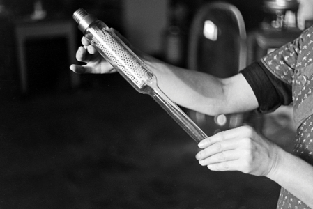 A female staff memmber producing fluorescent tubes, Germany 1930s (b/w photo)