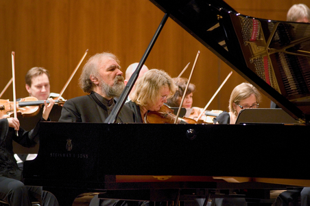Radu Lupu playing   Beethoven 's Piano concert no