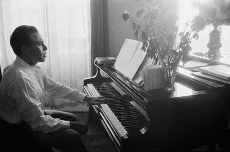 Opera singer George London rehearsing at the piano in his Vienna apartment ..., 1955 (photo)