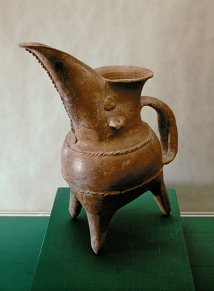 Red earthenware tripod jug K'uei